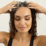 step 2"Application du shampoing cheveux bouclés avec huile d’avocat" 