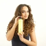 Application du shampoing Kératine x Coco sur cheveux"